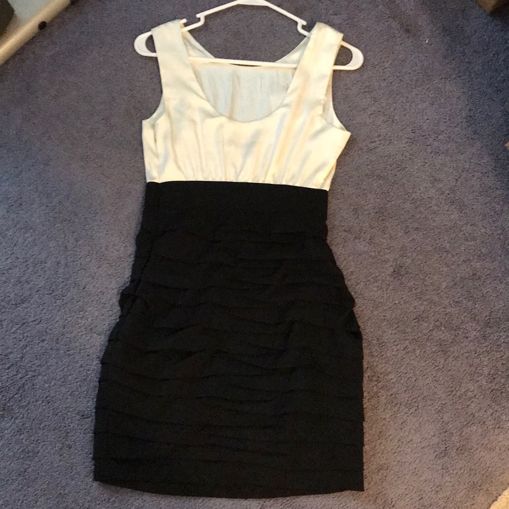 Express: Size 2 - Picture 2 of 4